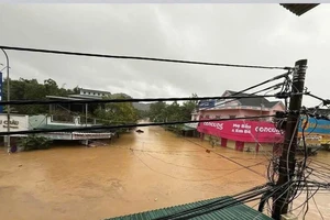 Sông Trà Bồng ở Quảng Ngãi đã đạt đỉnh lũ 1999 và đang tiếp tục dâng cao