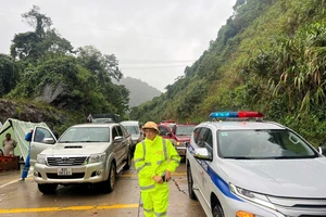 Nỗ lực giải cứu hàng chục ô tô mắc kẹt trên đèo Lò Xo