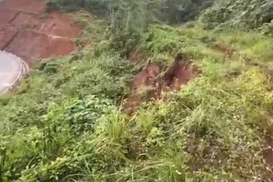 Xuất hiện vệt nứt núi dài 45 m trên Quốc lộ 24 nối đông tây Quảng Ngãi