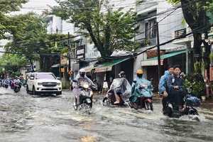 Quảng Ngãi mưa lớn trở lại, nguy cơ tiếp tục sạt lở, lũ chồng lũ