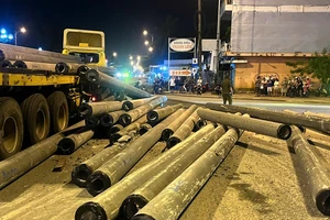 Xe đầu kéo làm rơi hàng chục cọc bê tông giữa vòng xoay