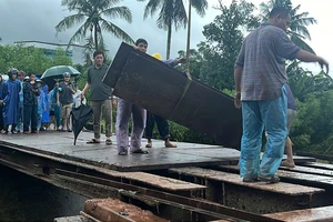 Vụ sập cầu cô lập 1.280 người ở Quảng Ngãi: Đã làm cầu tạm