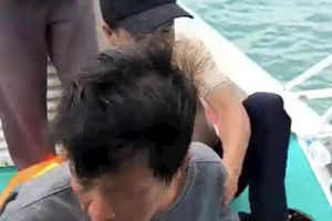 Nạn nhân vụ 3 người trên thúng mất tích: Thúng chìm trong tâm bão số 13, lạc nhau