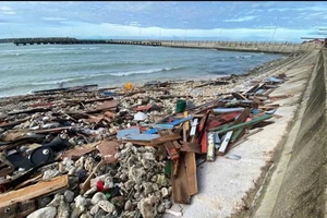 Chiếc tàu lao ra biển cứu 3 người ở Lý Sơn đã bị sóng lớn đánh nát vụn