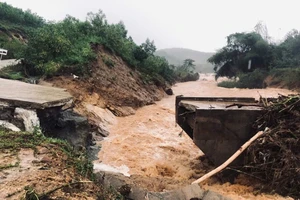 Cầu Nước Bao gãy đôi, chia cắt 2 thôn ở Quảng Ngãi