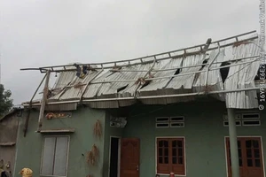 Lốc xoáy trong đêm làm hư hại nhiều nhà dân ở Quảng Ngãi