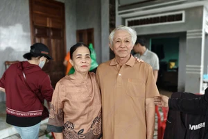 36 giờ ngâm mình trong lũ: ‘Vợ chồng tôi sống sót nhờ phép màu’