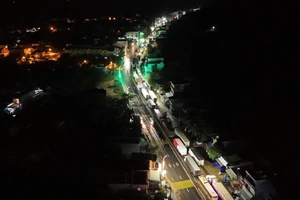 Hàng ngàn phương tiện ‘chôn chân’ trên Quốc lộ 1 vì lũ lịch sử