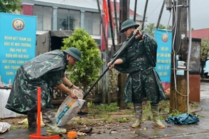 Bộ đội tốc lực dọn bùn non ở vùng rốn lũ Hòa Thịnh