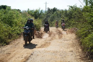 Quảng Ngãi: Đường vừa sử dụng đã đầy ổ gà, ổ voi