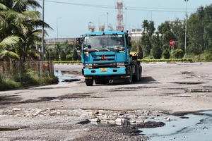 Đường huyết mạch ở khu kinh tế Dung Quất nát như ruộng cày