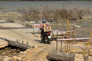 Cầu tràn Thạch Nham bị lũ đánh sập, người dân vất vả đi vòng hàng chục cây số