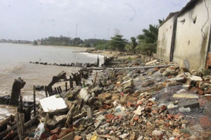 Biển ăn sâu vào làng, 30 hộ dân sống trong nỗi sợ biển nuốt mất nhà