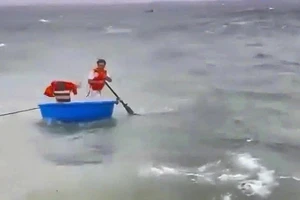 Chủ tịch nước tặng Huân chương Dũng cảm cho 2 người dân Lý Sơn lao ra biển cứu người 