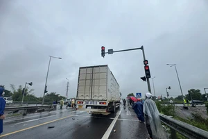 Vượt đèn đỏ gây tai nạn liên hoàn ở đường dẫn cao tốc, 2 người thương vong 