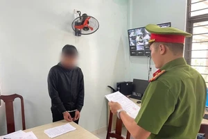 Bé gái 14 tuổi bị 2 thanh niên chuốc uống rượu say rồi xâm hại