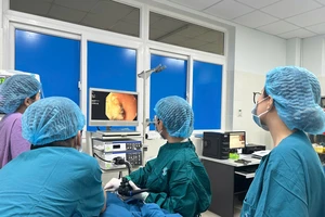 Quảng Ngãi: Nội soi khẩn cấp gắp kẹp tóc dài 7cm khỏi ổ bụng bé gái 6 tuổi