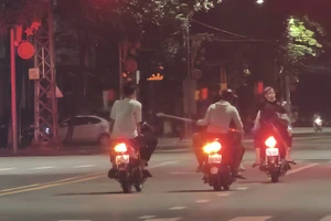 Quái xế mang hung khí náo loạn trung tâm Quảng Ngãi về đêm