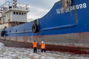 Tàu có chữ Trung Quốc dạt vào Quảng Ngãi: Có dấu hiệu xáo trộn trên cabin 