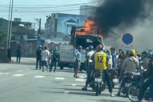 Xe tải chở hàng bốc cháy dữ dội trên Quốc lộ 1A 