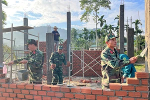 Chiến dịch Quang Trung: Vượt mưa nắng dựng mái ấm cho người dân đón Tết