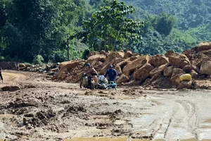 Đường lầy lội, ngổn ngang sau mưa lũ