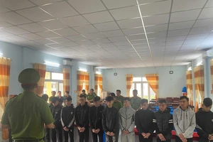 Mang dao, kiếm đuổi đánh nhầm người, 21 thanh niên bị khởi tố