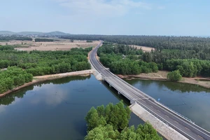 Cận cảnh đường ven biển đẹp nhất Quảng Ngãi