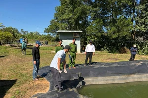 Phát hiện 2 nhà máy lén xả thải ngầm ra sông ở Quảng Ngãi