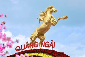 Xuất hiện linh vật ngựa dát vàng khổng lồ ở Quảng Ngãi