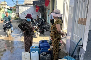 Cả xóm ở Quảng Ngãi đi xin nước sạch ngày 29 Tết