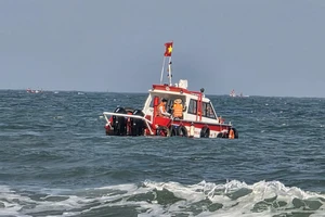 Tìm thấy người cha trong vụ 3 cha con đuối nước khi tắm biển ở Quảng Ngãi