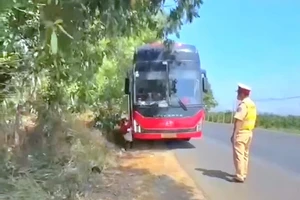 Xe khách chạy tuyến Nghệ An - TP.HCM 'nhồi nhét' khách chật như nêm