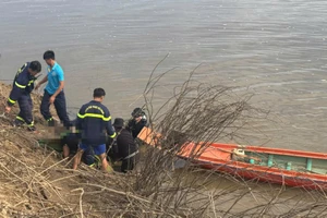Thương tâm người đàn ông tử vong do bị lật thuyền độc mộc khi đánh cá