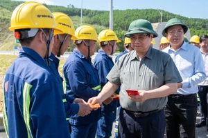 Thủ tướng thị sát, yêu cầu đẩy nhanh tiến độ cao tốc Quảng Ngãi - Hoài Nhơn