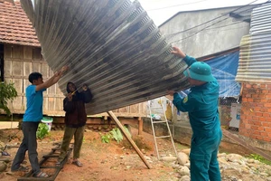 Quảng Ngãi: Huy động lực lượng hỗ trợ dân sau vụ lốc xoáy 