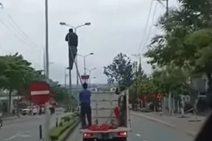 Tài xế xe biển xanh chở người 'làm xiếc' trên Quốc lộ 14 bị xử phạt