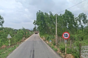 Khắc phục loạt biển cấm tải trọng bị sơn đen trên đường ở Gia Lai 