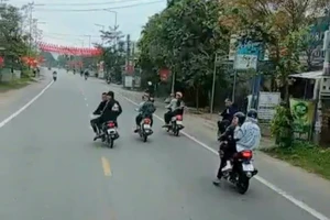 Lạng lách, tạt đầu đoàn xe chở tân binh để 'cổ vũ' bạn nhập ngũ, 4 người bị mời làm việc