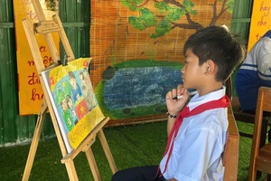 Học sinh đồng bào Xơ Đăng ở Quảng Ngãi vẽ tranh cổ động bầu cử