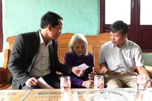 Mang thùng phiếu đến tận nhà để Mẹ Việt Nam anh hùng bầu cử