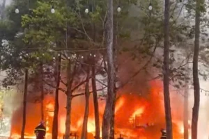 Cháy lớn tại khu phố đêm Măng Đen