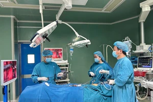 Xuyên đêm cứu sản phụ mang song thai, 1 trong 1 ngoài tử cung