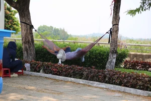 Nắng gắt khắp miền Trung, ra đường giữa trưa thành 'cực hình'