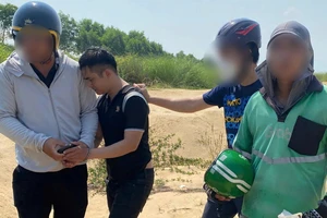 Thuê GrabBike đi lòng vòng, mượn điện thoại của tài xế rồi bỏ chạy