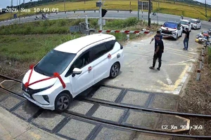 Xe chở đám cưới mắc kẹt giữa đường ray khi tàu hỏa sắp đi qua
