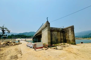 Cầu gần 80 tỉ đồng chờ đường dẫn