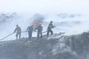 2 ngày đêm vật lộn với đám cháy ở bãi rác 1 ha ở Quảng Ngãi