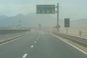 Bụi mù mịt trên cao tốc Quảng Ngãi - Hoài Nhơn do thi công trạm dừng nghỉ