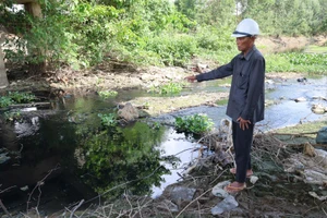 Quảng Ngãi: Đã xác định nguyên nhân kênh Chìm Sơn Tịnh đen đặc, bốc mùi